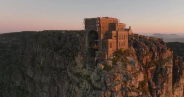 Masa Dağı zirvesinde üst teleferik istasyonunun etrafında uç. Turistleri ünlü doğa simgesinde taşımak. Cape Town, Güney Afrika