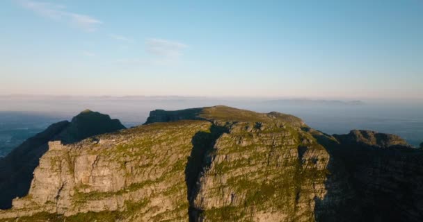 포워드는 산악 지형 위로 날아 오릅니다. 햇빛 이 테이블 산의 암벽을 비추었습니다. 유명 한 관광 명소. 케이프타운, 남아프리카 공화국 — 비디오