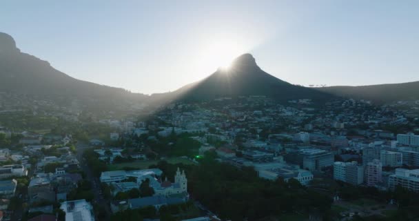 Lions Head Dağı 'nın tepesinden şehrin tepesine doğru kayarak ve gölgesini düşürerek. Gün geçtikçe güneşi tepenin arkasına saklıyorsun. Cape Town, Güney Afrika — Stok video