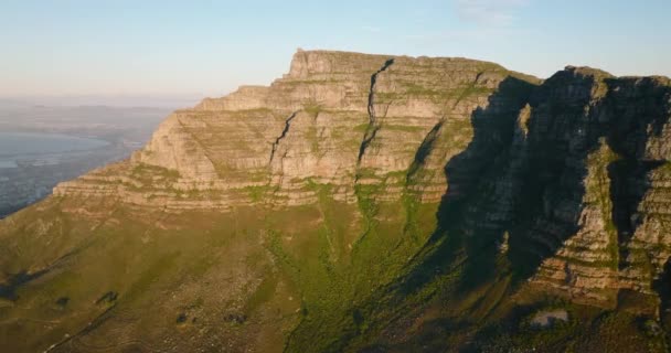 Riesige Felswand beleuchtet von strahlendem Sonnenschein. Vorwärts fliegen im Tafelberg-Nationalpark. Kapstadt, Südafrika — Stockvideo