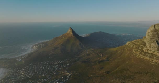 Adelante vuelan por encima del Parque Nacional Table Mountain. Colinas y cumbres rocosas de montañas alrededor de la ciudad. Océano en el fondo. Ciudad del Cabo, Sudáfrica — Vídeos de Stock