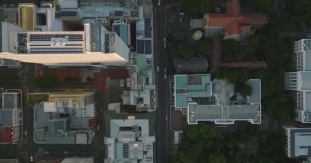 Hava kuşları tepeden aşağı bakan binaların görüntülerini sokak şebekesi ile ayrılmış bloklara ayırıyor. Şehir merkezinin üzerinden uçmak. Cape Town, Güney Afrika — Stok video