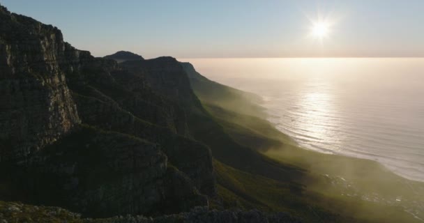 海岸沿いの山の風景の美しいショット。前方テーブルマウンテン国立公園の上を飛ぶ。南アフリカ共和国ケープタウン — ストック動画