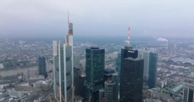 Şehir merkezindeki bir grup gökdelen şehir merkezinden yükseliyor. İş merkezindeki modern yüksek binalar. Frankfurt am Main, Almanya
