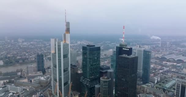 Gruppe af downtown skyskrabere tårnhøje over byudvikling. Moderne højhuse i business center. Frankfurt am Main, Tyskland – Stock-video