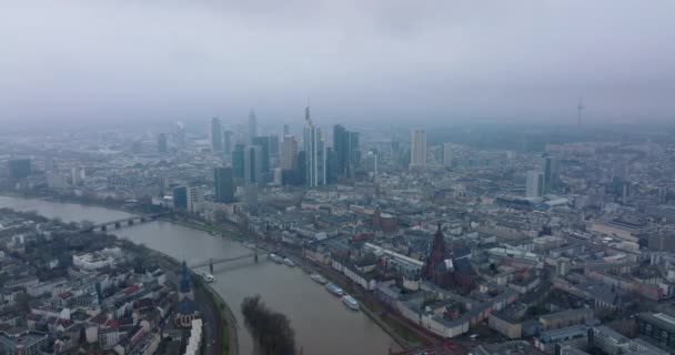 Veduta aerea panoramica nebbiosa della città. Monumenti storici delle moderne torri per uffici aziendali. Fiume che passa sotto i ponti. Francoforte sul Meno, Germania — Video Stock