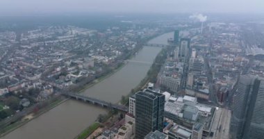Şehrin içinden akan nehrin havadan panoramik görüntüsü. Yerleşim ve sanayi bölgeleri. Frankfurt am Main, Almanya