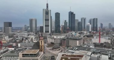 Şehrin yukarısında ters uçuş. Şehir merkezindeki gökdelenlerin panoramik manzarası. Frankfurt am Main, Almanya