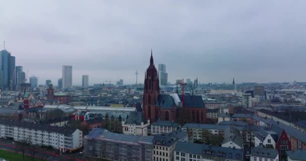 Frankfurter Dom. Historische gotische Kirche zwischen Gebäuden im Stadtzentrum. Bedeckter Himmel über der Stadt. Frankfurt am Main, Deutschland — Stockvideo