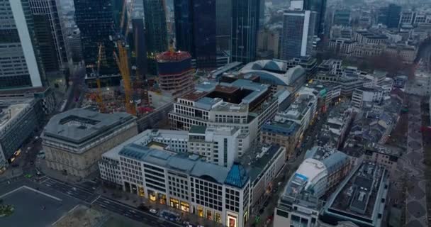 Gebouwen in de stad. Luchtfoto van de bouwplaats in het centrum van de stad en moderne zakelijke torens. Frankfurt am Main, Duitsland — Stockvideo