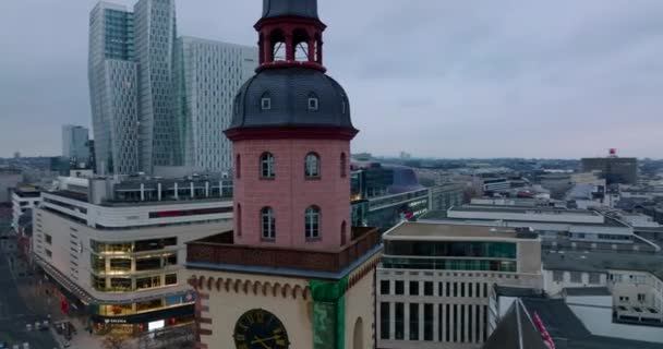 Πετάξτε γύρω από τον πύργο χρωμάτων της εκκλησίας του Αγίου Catherines. Σύγχρονα κτίρια στο κέντρο της πόλης και Zeil εμπορικό δρόμο στο παρασκήνιο. Frankfurt am Main, Γερμανία — Αρχείο Βίντεο