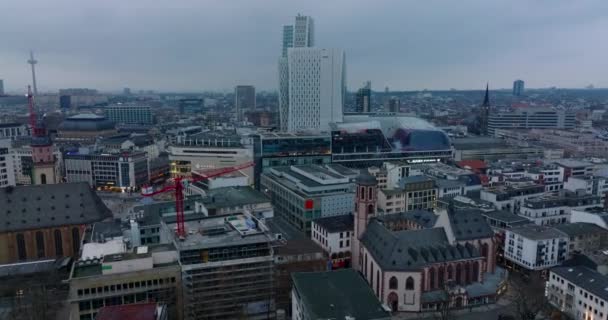 Vista aérea de edifícios no centro da cidade no crepúsculo. Mistura de desenvolvimento histórico e moderno. Galerias de compras ao longo da rua Zeil. Frankfurt am Main, Alemanha — Vídeo de Stock