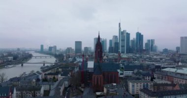 Tarihi Frankfurt Katedrali 'nin kaydıraç ve pan görüntüleri. Şehrin içinden akan nehir ve arka planda bir grup modern gökdelen. Frankfurt am Main, Almanya