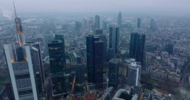 Yüksek katlı modern ofis kuleleri olan iş merkezinin hava görüntüleri. Büyük şehirde puslu bir gün. Frankfurt am Main, Almanya