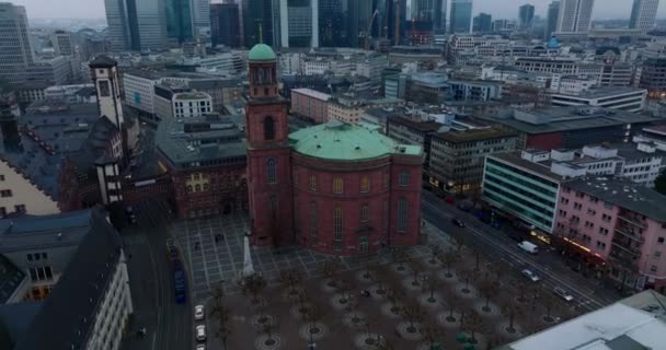 Paulsplatz 'daki eski tuğla St. Pauls Kilisesi. Şehir merkezini modern gökdelenlerle donatın. Frankfurt am Main, Almanya — Stok video