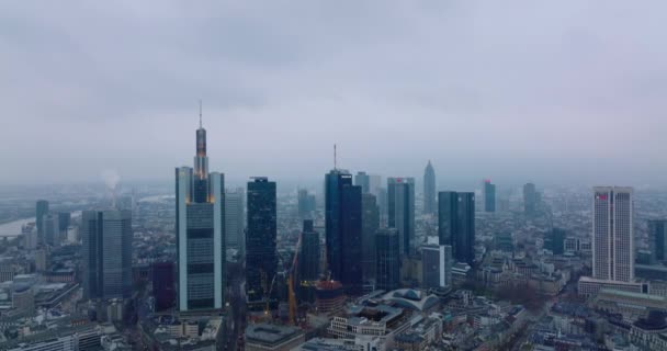 Nagranie z lotu ptaka z miejskimi drapaczami chmur. Grupa nowoczesnych wysokich budynków biurowych o zmierzchu. Frankfurt nad Menem, Niemcy — Wideo stockowe