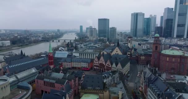 Voe acima do centro histórico da cidade. Edifícios medievais coloridos em torno de Roemerberg. Turistas que visitam pontos turísticos. Frankfurt am Main, Alemanha — Vídeo de Stock