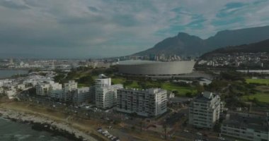 Şehirdeki modern futbol sahasının havadan yükselen görüntüleri. Deniz kıyısına yakın Green Point Stadyumu. Arka planda dağlar. Cape Town, Güney Afrika