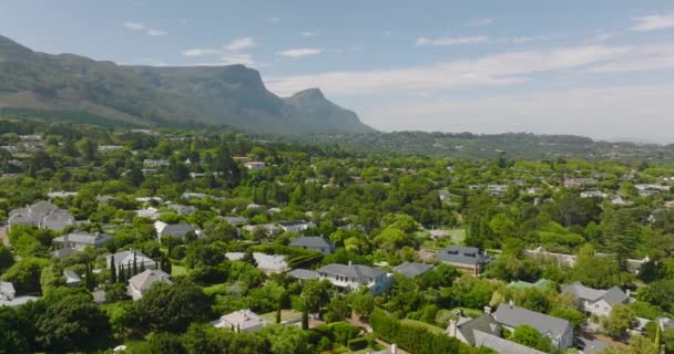 郊外の住宅街。緑の植生に囲まれた近代的な家族の家。山を背景に。南アフリカ共和国ケープタウン — ストック動画