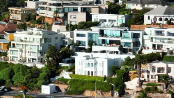 Control deslizante de edificios en el barrio residencial. Pensiones y apartamentos en destino tropical en un día soleado. Ciudad del Cabo, Sudáfrica — Vídeo de stock