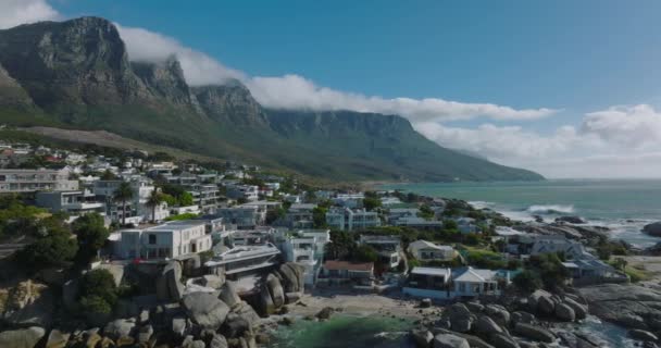 Tropikal bölgede sahil kenarındaki yazlık evler. Sea Bay 'in üstündeki dağ sırtı. Cape Town, Güney Afrika — Stok video