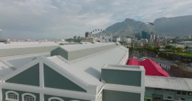 Kıyıdaki Victoria Wharf Alışveriş Merkezi 'nin üzerinden uç. Cape Wheel 'in cazibesini açığa çıkarmak. Victoria ve Alfred Waterfront 'ta dev bir gözlem çarkı. Cape Town, Güney Afrika
