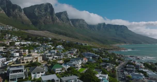 Hostales y residencias en las afueras de la costa bajo majestuosa cresta rocosa de la montaña. Ciudad del Cabo, Sudáfrica — Vídeo de stock