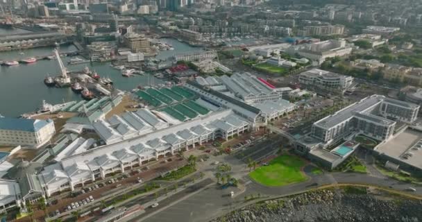 Foto aerea del porto e famoso grande centro commerciale su Victoria e Alfred Waterfront. Rivelare edifici nella grande città. Città del Capo, Sud Africa — Video Stock