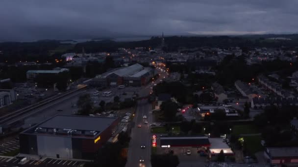 Images panoramiques aériennes de la ville du soir. Divers bâtiments le long des rues au crépuscule et au lac à distance. Killarney, Irlande — Video