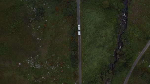 トレーラーが田舎の狭い道路を走行するオフロード車の上から空の鳥の目のオーバーヘッド。アイルランド — ストック動画