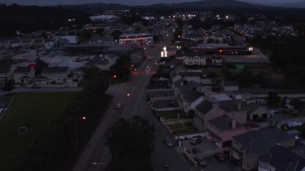 Voorwaarts vliegen boven straat in de stedelijke buurt in de avond. Huizenrijen in een woonwijk. Killarney, Ierland — Stockvideo