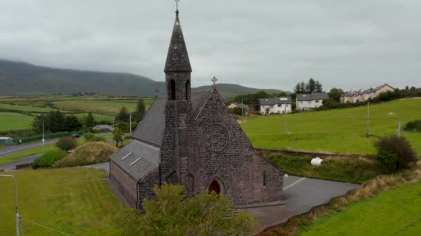 Aziz John Vaftizci Kilisesi 'nin tarihi yapısının havadan yükselen görüntüleri. Kulesi olan eski bir dini eser. İrlanda — Stok video