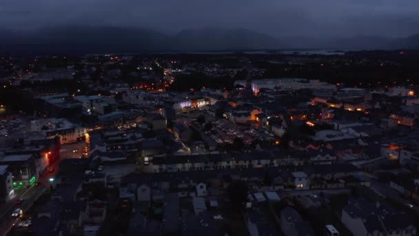 日落后空中全景拍摄的城镇.市中心色彩斑斓的门面的夜间录像。Killarney，爱尔兰 — 图库视频影像