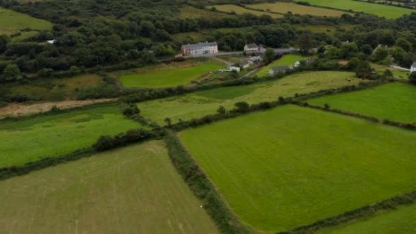 Vola sopra prati e pascoli in campagna. Inclinazione fino rivelare vista panoramica con colline sullo sfondo. Paesi Bassi — Video Stock