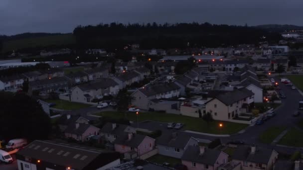 Kawasan perumahan di pinggiran kota. Jalan-jalan di kota setelah matahari terbenam. Jalanan saat senja. Killarney, Irlandia — Stok Video