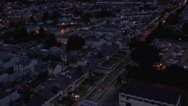 Vlieg boven stedelijke buurt na zonsondergang. residentiële gebouwen langs rechte straat. Killarney, Ierland — Stockvideo