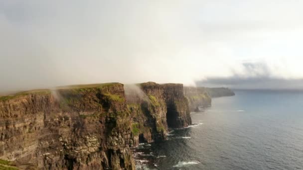 Increíble vista panorámica de altos acantilados sobre el mar ondulado. Hermoso paisaje costero. Acantilados de Moher, Irlanda — Vídeos de Stock