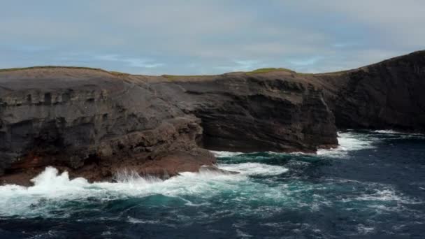Stigande bilder av vågor som kraschar på havskusten och gör vitt skum. Han plaskade på klippor. Kilkee Cliff Walk, Irland — Stockvideo