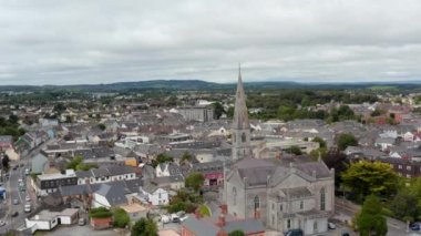 Aziz Peter ve Paul Katedrali 'nin arka plandaki hava görüntüleri. Yüksek kulesi olan eski bir dini bina. Ennis, İrlanda