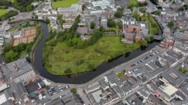 Στιγμιότυπο υψηλής γωνίας του ποταμού που διασχίζει την πόλη. Αεροφωτογραφία της πόλης από ύψος. Ennis, Ιρλανδία — Αρχείο Βίντεο