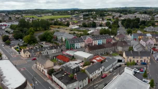 Αεροφωτογραφία των σπιτιών στην πόλη. Slide και pan shot από φωτεινά κτίρια χρώμα στην οδό Carmody Business Park. Ennis, Ιρλανδία — Αρχείο Βίντεο