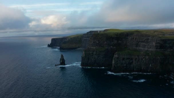 Panoramabilder av fantastisk natur. Majestätiska klippor vid havskusten i skymningen. Cliffs of Moher, Irland — Stockvideo