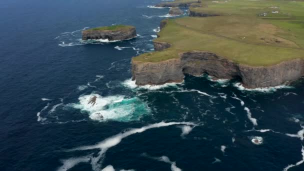 Vzdušné panoramatické záběry mořského pobřeží s vlnami narážejícími na skalnaté útesy a útesy. Kilkee Cliff Walk, Irsko — Stock video