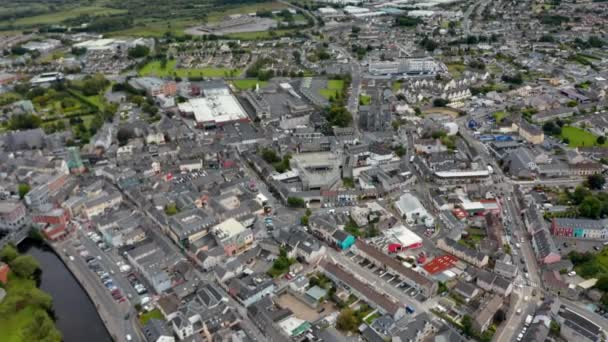 Αεροφωτογραφία της πόλης. Κεντρικό δήμο με πλατείες και καθεδρικό ναό. Tilt up αποκαλύπτουν το τοπίο και συννεφιασμένο ουρανό. Ennis, Ιρλανδία — Αρχείο Βίντεο