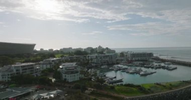 Yat limanında duran yelkenlilerin hava görüntüleri. Deniz kıyısındaki tatil beldesi. Cape Town, Güney Afrika