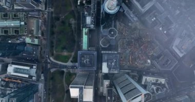 Mali ve ekonomik ilçelerdeki gökdelenlerin yukarıdan çekimleri. Frankfurt 'ta gökdelenlerin üstündeki bulutlar Almanya' nın ana caddesi.