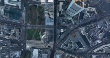 Havacılık kuşları tepeden aşağı mali ve ekonomik ilçelerdeki şehir merkezindeki gökdelenlerin manzarasını izliyorlar. Kısıtlı bulutlar görüş mesafesini sınırlıyor. Frankfurt am Main, Almanya