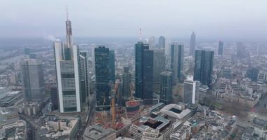 Yeni bir gökdelen inşa ediyorum. Yüksek katlı ofis binalarının yakınında vinçleri olan bir inşaat alanı. Frankfurt am Main, Almanya
