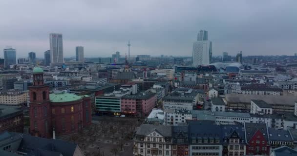 Передній політ над старими будівлями і церквами в центрі міста в сутінках. Сучасні будівлі на задньому плані. Франкфурт - на - Майні, Німеччина — стокове відео