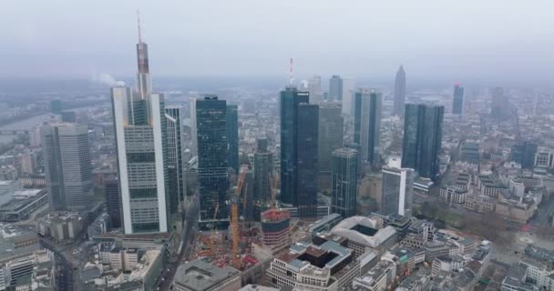 Construction d'un nouveau gratte-ciel. Site de construction avec grues à tour près du groupe d'immeubles de bureaux de grande hauteur. Frankfurt am Main, Allemagne — Video